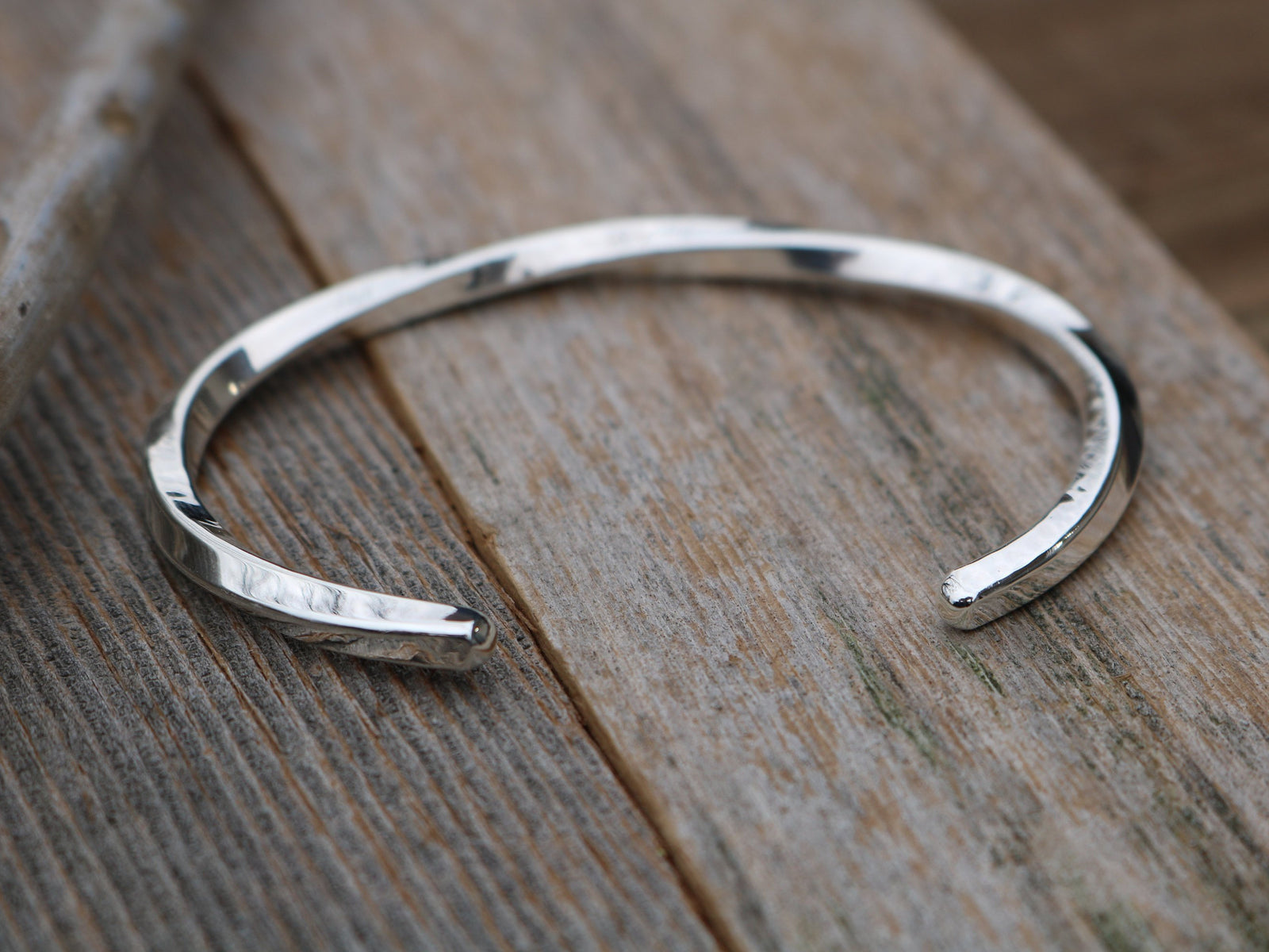 アクセサリー All Blues hammered-effect cuff bracelet All Blues hammered-effect Cuff Bracelet | Silver | FARFETCH AZ